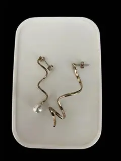 波状デザイン パール付きピアス