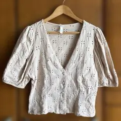 H&M パンチングレース 半袖ブラウス ベージュ Lのサムネイル