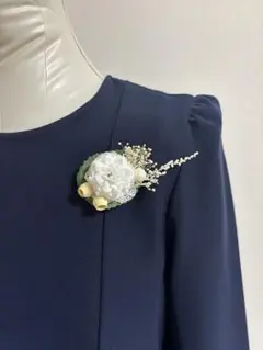 ハンドメイド　ホワイト花コサージュ
