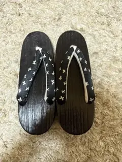 黒い花柄鼻緒の下駄