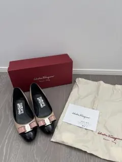 フェラガモ ヴァラリボン　ピンク×黒　パテントレザー　パンプス　6.5D