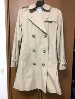 ベージュ ダブルブレスト トレンチコート
