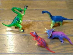 恐竜　フィギュア 4体セット