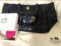 COACH ブラック トートバッグ ピンクチャーム付き