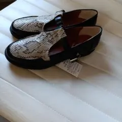 ヘビ柄ストラップシューズ