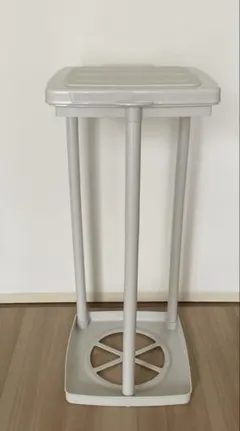 グレーのプラスチック製ゴミ箱DAISO ゴミ袋ホルダー