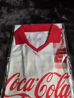 Coca-Cola Vネックシャツ ホワイト/レッド - メルカリ