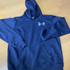 アンダーアーマー 紺色パーカーSM