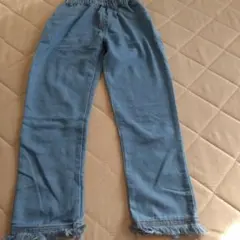 フリンジ裾のライトブルーパンツ