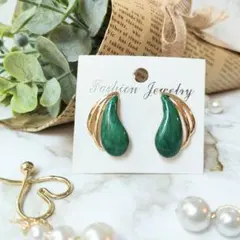 No.947しずく型チタンポスト　グリーン　ハンドメイドピアス