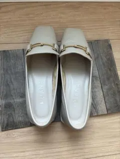 DIANA ベージュ スクエアトゥ ローファー