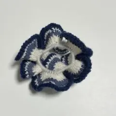 かぎ編み　ハンドメイド　シュシュ ネイビーとホワイト