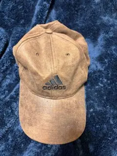 adidas ブラウンキャップ スエード風