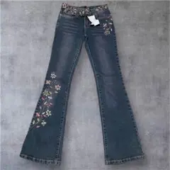 【新品未使用】CHaNGRUNLai 花柄刺繍ブーツカットデニム ストレッチ