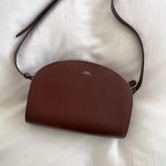 A.P.C. アーペーセー ハーフムーン ショルダーバッグ