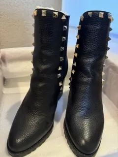 バレンチノスタッズ付き黒レザーブーツ