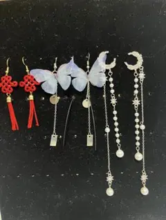 多様なデザインのピアスセット