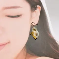 ユニークなホワイトゴールドピアス