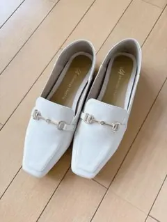 オリエンタルトラフィックビットモチーフ　バブーシュローファー　白靴