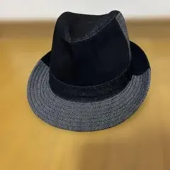 黒とグレーのヒンジ付きハット