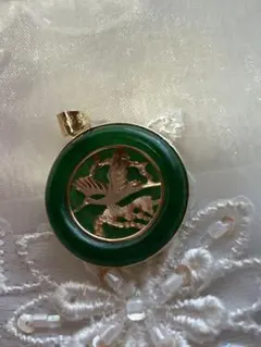 翡翠と14Kを使った金細工の彫刻ペンダント