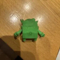緑色のキャラクター消しゴム フィギュア