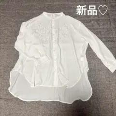 長袖シャツ　白　花柄刺繍　フリーサイズ