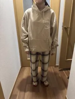 ベージュ刺繍X -girlオーバーサイズパーカー