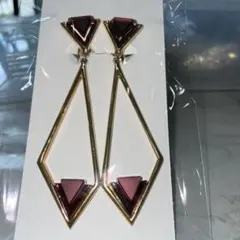 イヤリング　ゴールド台ワイン色石付　幾何学デザイン