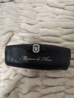 メゾンドフルール　パールビジュー合皮リボンロングポーチ　ブラック