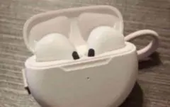く*ま様 大人気 新品 Bluetooth ワイヤレスイヤホン 白 充電ケース付