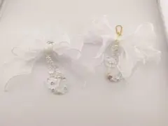 推し 白 リボンとビーズのキーホルダー