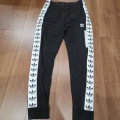 アディダスオリジナルス　トラックパンツ　トレフォイル テープ ライトパンツ