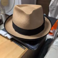 ベージュ フェドーラハット フェザー付き
