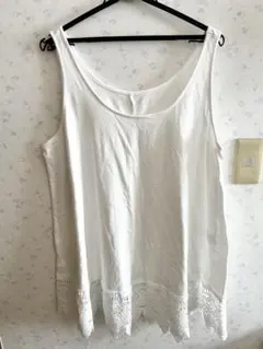 【新品未使用✨】 ホワイトノースリーブトップス レーストリム