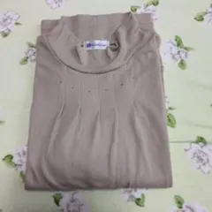 ベージュ タートルネック トップス