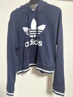 adidas ネイビー クロップドパーカー