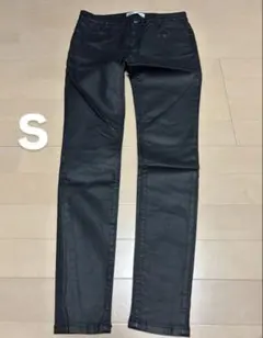 zara ブラックのスキニーパンツ コーティング
