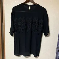 黒の刺繍入りカジュアルシャツ
