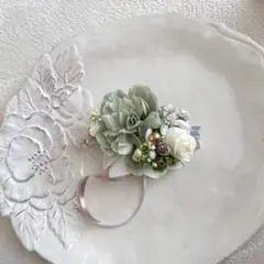 早割りアーティフィシャルフラワーコサージュ一個　くすみグリーン