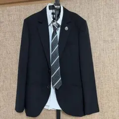 子供服ブラックシングルボタンジャケット、ズボン、白ワイシャツ、ネクタイ、ベルト