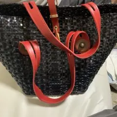 黒と赤の編み込みバッグ