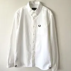 美品　FRED PERRY 長袖　白色　ボタンダウンシャツ メンズ　ロゴ刺繍のサムネイル