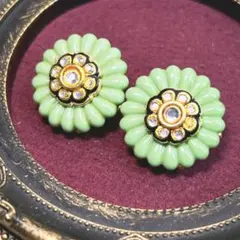 ヴィンテージ　グリーン×ゴールド フラワーモチーフイヤリング