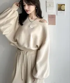 プレート付きクロップドオフショル可裏起毛スウェット