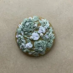 くるみボタン刺繍ブローチ　496