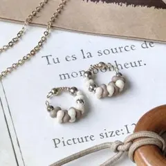 ホワイトとブラウンのモダンなイヤーカフ