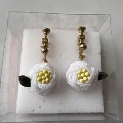 花モチーフ クリップ式イヤリング　つまみ細工