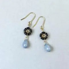 NO.1318 ブラックフラワーと水色チェコビーズイヤリング/ピアス