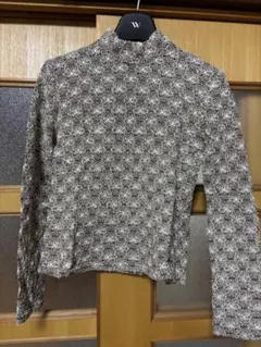 花柄ブラウン長袖ハイネックシャツ